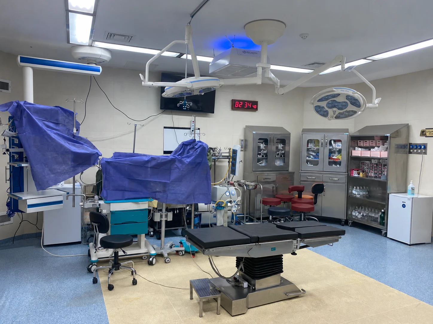 Wide view of an operating room with an installed dp air purifier