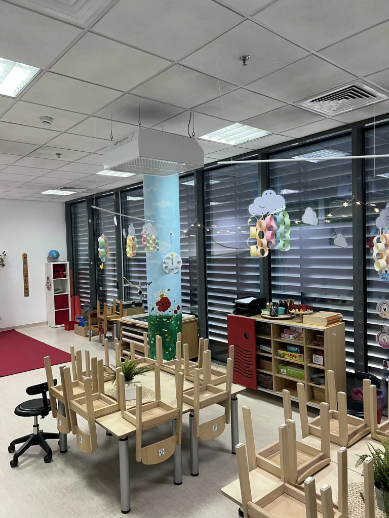 Rectangular dp air purifier above a classroom